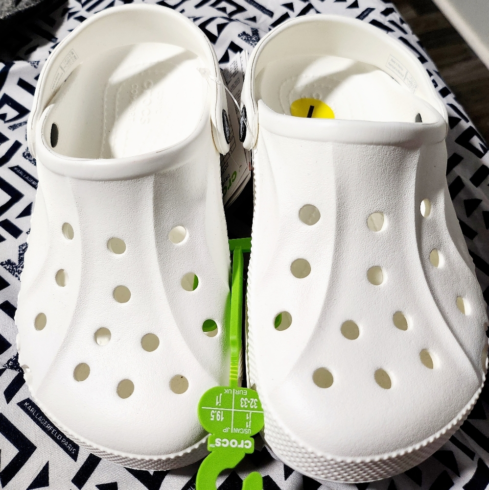 Brand new with tags. Sporty Girls Crocs, Baya clogs K.Color: whiteSize J1